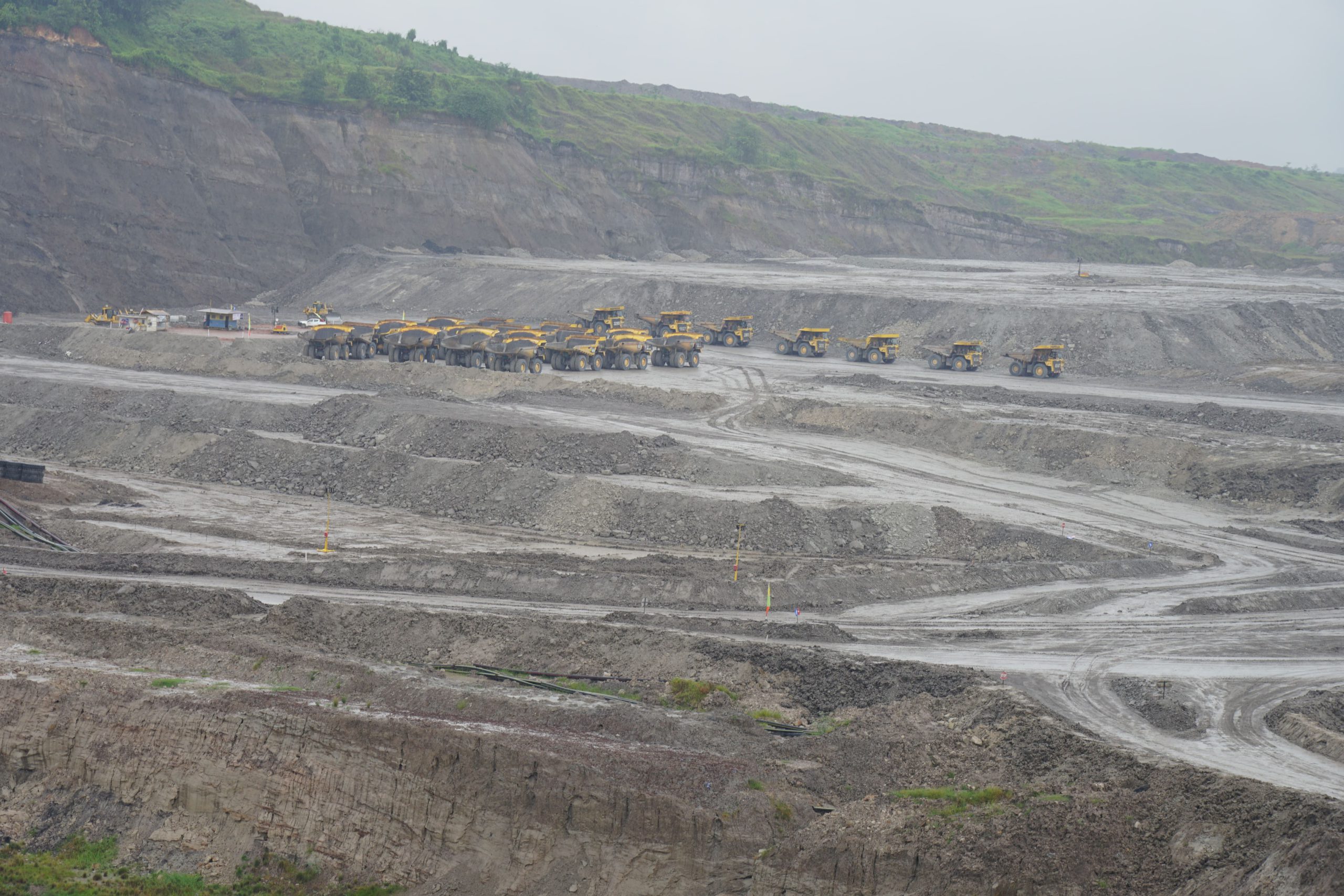 Armada dump truck di area tambang terbuka